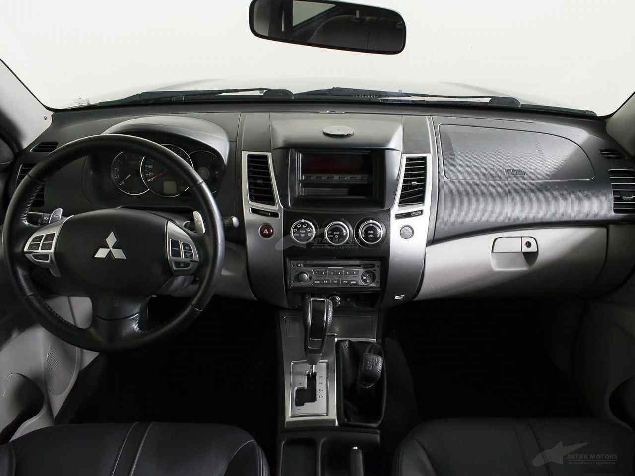 Митсубиси паджеро спорт 2012 год. Mitsubishi Pajero Sport 2012. Мицубиси Паджеро спорт 2012г. Mitsubishi Pajero Sport 2012 салон. Паджеро спорт 2011 салон.