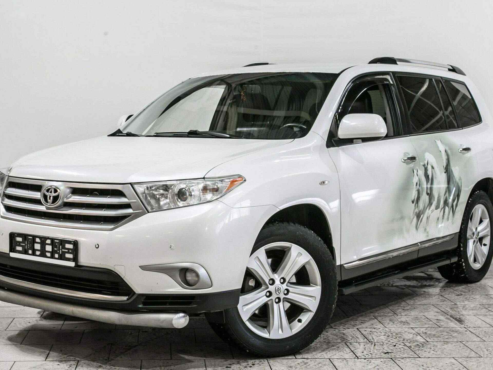 Toyota Highlander  u40 Рестайлинг белая вид сбоку. Тойота хайлендер 2012 г.,3.5 л.,273 л.с.,комплектация Standard Type. Тойота хайлендер 2012 пикап.